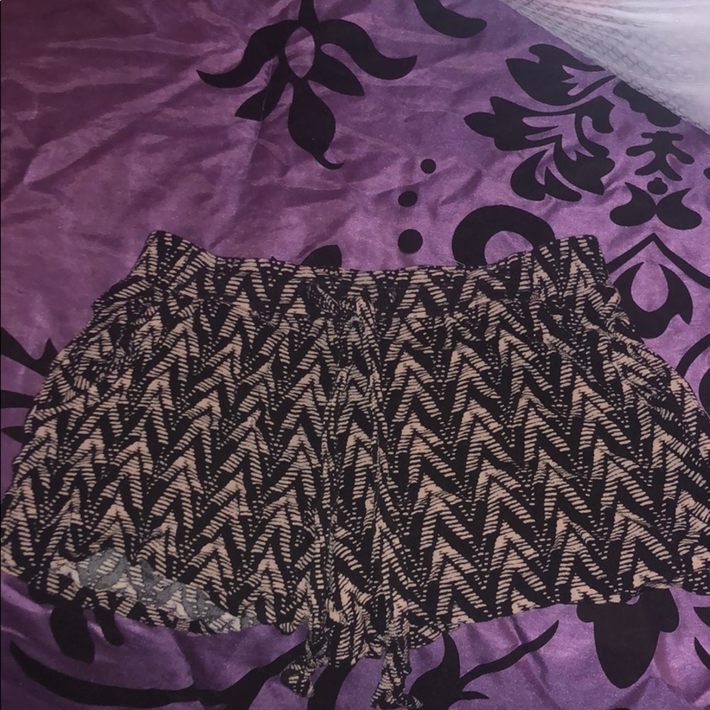 SIZE SMALL FULL TILT PATTERN SHORTS